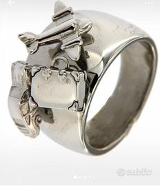 mix di bracciali, anelli, collane, orologi