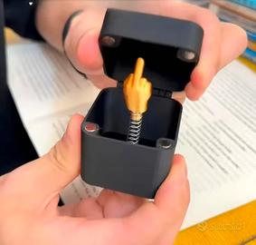 scatola scgerzo dito medio