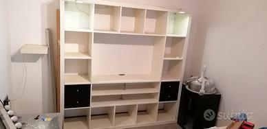 Parete attrezzata IKEA con faretti