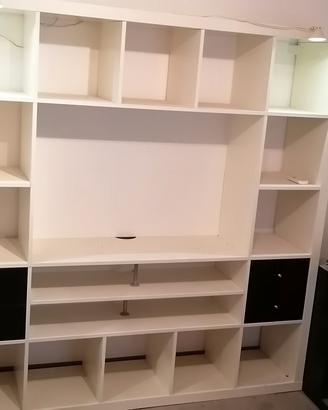 Parete attrezzata IKEA con faretti