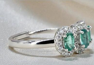Anello con smeraldi 