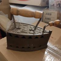 Antico ferro da stiro a carbone.