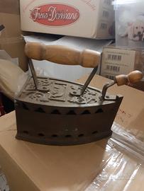 Antico ferro da stiro a carbone.