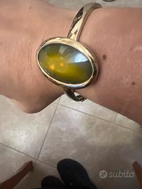 Bracciale rigido con pietra centrale