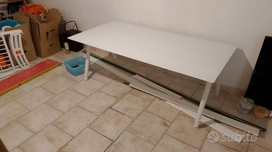 tavolo in vetro con gambe in acciaio 