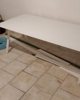 tavolo in vetro con gambe in acciaio 