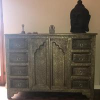 Credenza indiana artigianale – legno e metallo