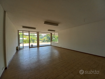 Locale commerciale con ampio magazzino