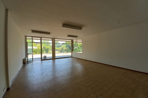 Locale commerciale con ampio magazzino