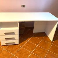 Scrivania con cassetti