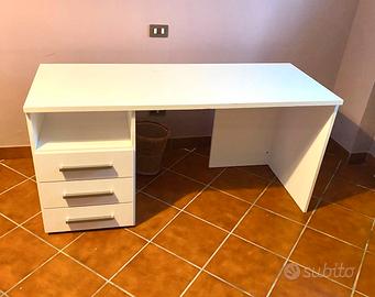 Scrivania con cassetti