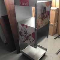 Espositore per negozio con ruote