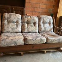 Divano in legno con cuscini