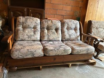 Divano in legno con cuscini