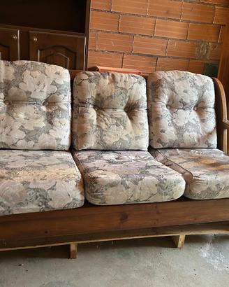 Divano in legno con cuscini