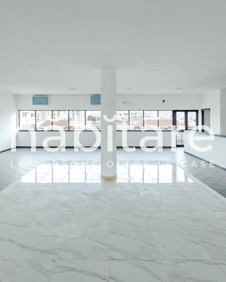 Ampio Locale con Appartamento e Ascensore