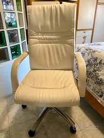 Poltrona da ufficio in ecopelle bianca. Regolabile