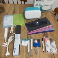 Cricut joy con accessori e lame di ricambio.