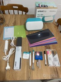 Cricut joy con accessori e lame di ricambio.