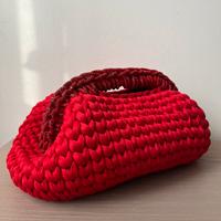 Clutch bag all’uncinetto in lycra rossa con strass