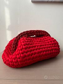 Clutch bag all’uncinetto in lycra rossa con strass