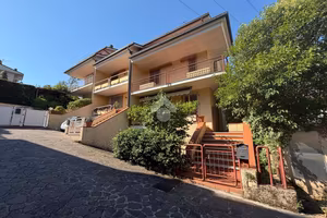 VILLA A SCHIERA A MONTECATINI-TERME