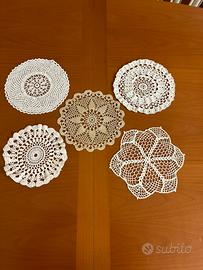 5 centrini all’uncinetto eseguiti a mano