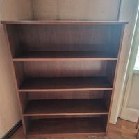 Libreria bassa in legno con 4 ripiani – pratica e 