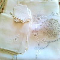 Tovaglia in lino ricamata