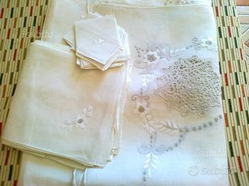 Tovaglia in lino ricamata