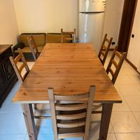 Tavolo in legno con sedie