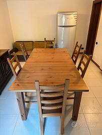 Tavolo in legno con sedie