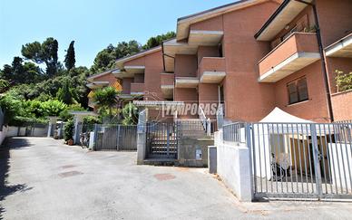 Villino a schiera con corte, balconi, taverna e ga