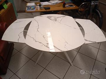 Tavolo straordinario nuovo allungabile 