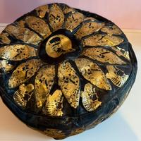 Pouf in pelle blu e oro