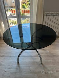 Tavolo rotondo in vetro nero