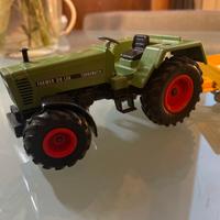 Trattore giocattolo Welly con rimorchio