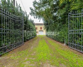 Casa indipendente sui 4 lati di ampie metrature co