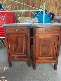 Coppia di comodini in legno con piano in marmo