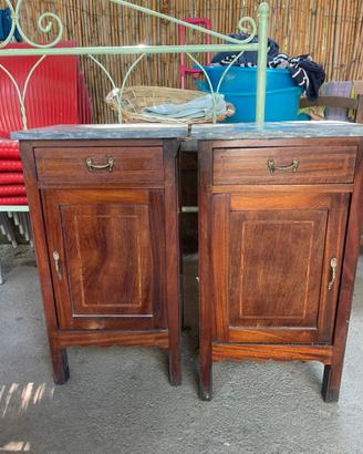 Coppia di comodini in legno con piano in marmo