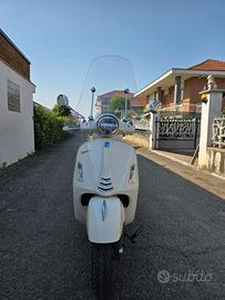 Piaggio Vespa GTS 300 hpe