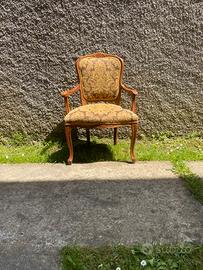 Vecchia sedia intaglia