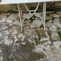 tavolo con base in ghisa e top in marmo