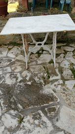 tavolo con base in ghisa e top in marmo