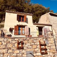 Casa in pietra ristrutturata con cortile