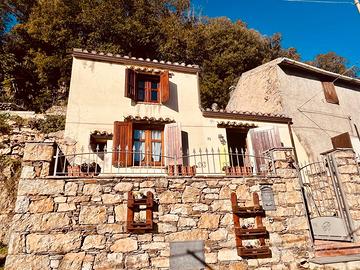 Casa in pietra ristrutturata con cortile