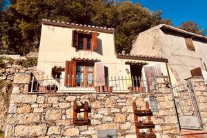 Casa in pietra ristrutturata con cortile