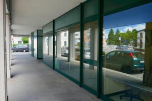 NEGOZIO CON SCANTINATO, RIPOSTIGLIO E GARAGE