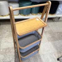 Scaffale in bambù con cesti in tessuto