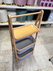 Scaffale in bambù con cesti in tessuto